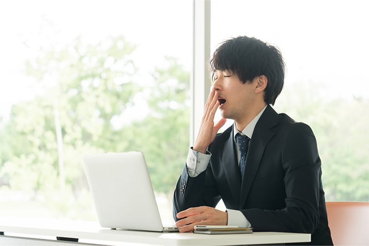 食後の眠気がツラい…食事と漢方薬で対策！