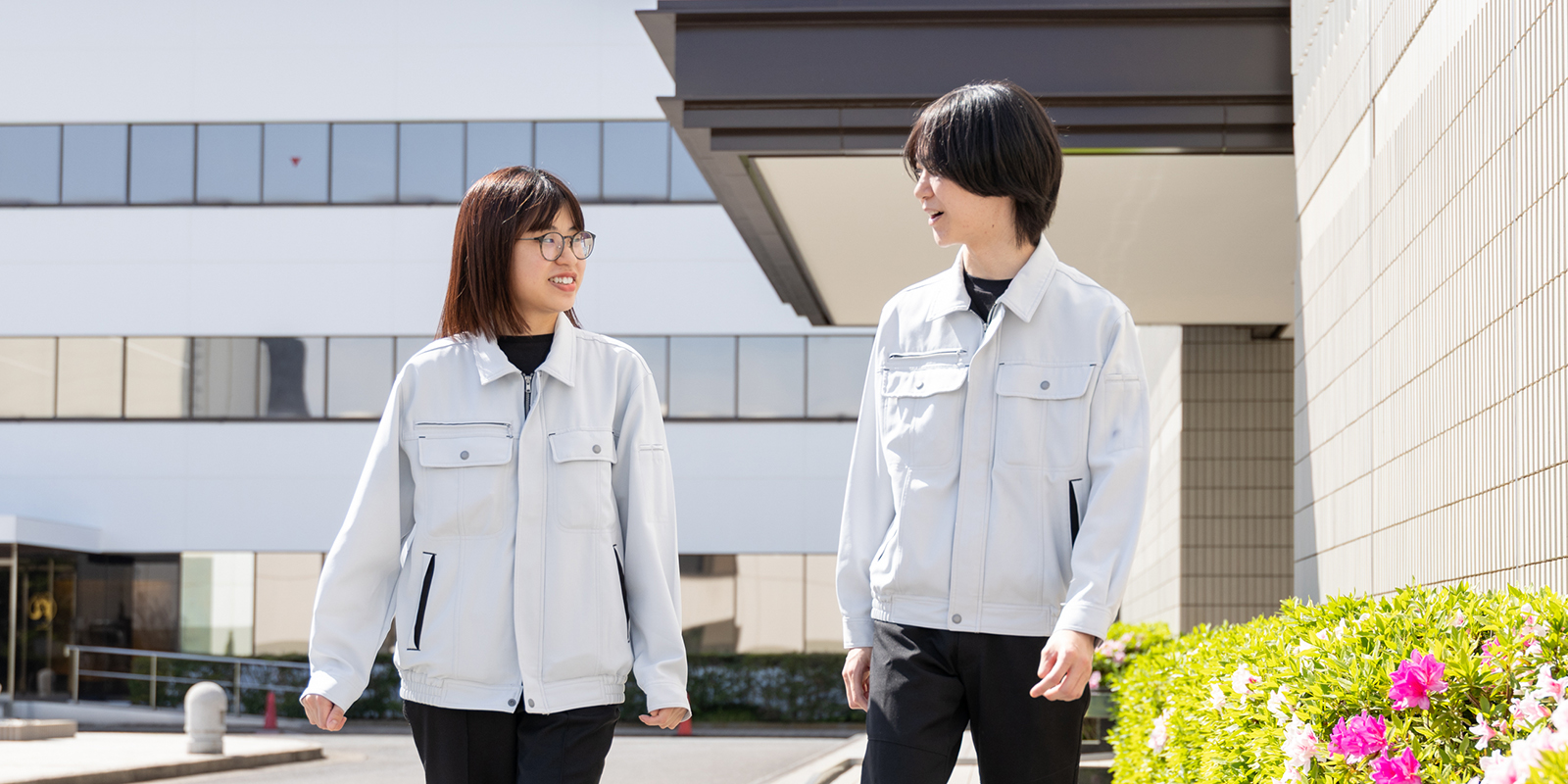 先輩社員の職場での様子