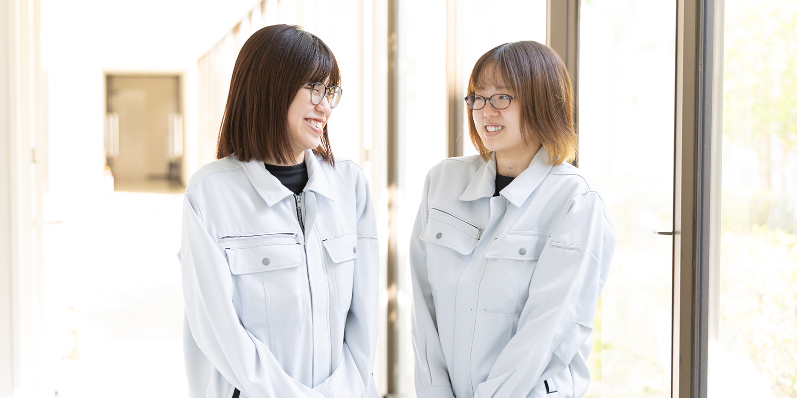 先輩社員の職場での様子