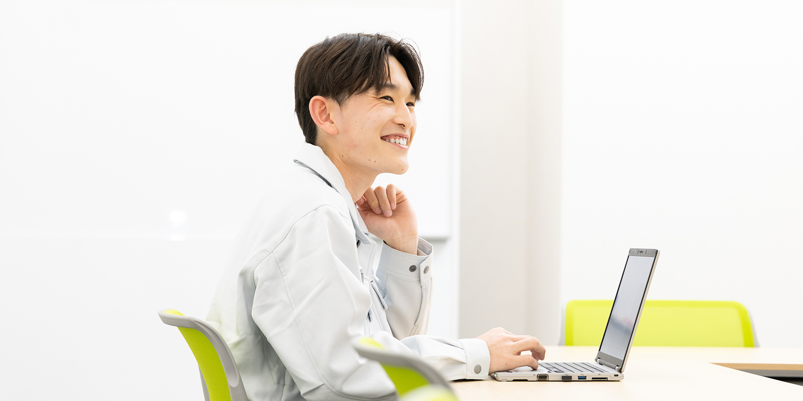 先輩社員の職場での様子