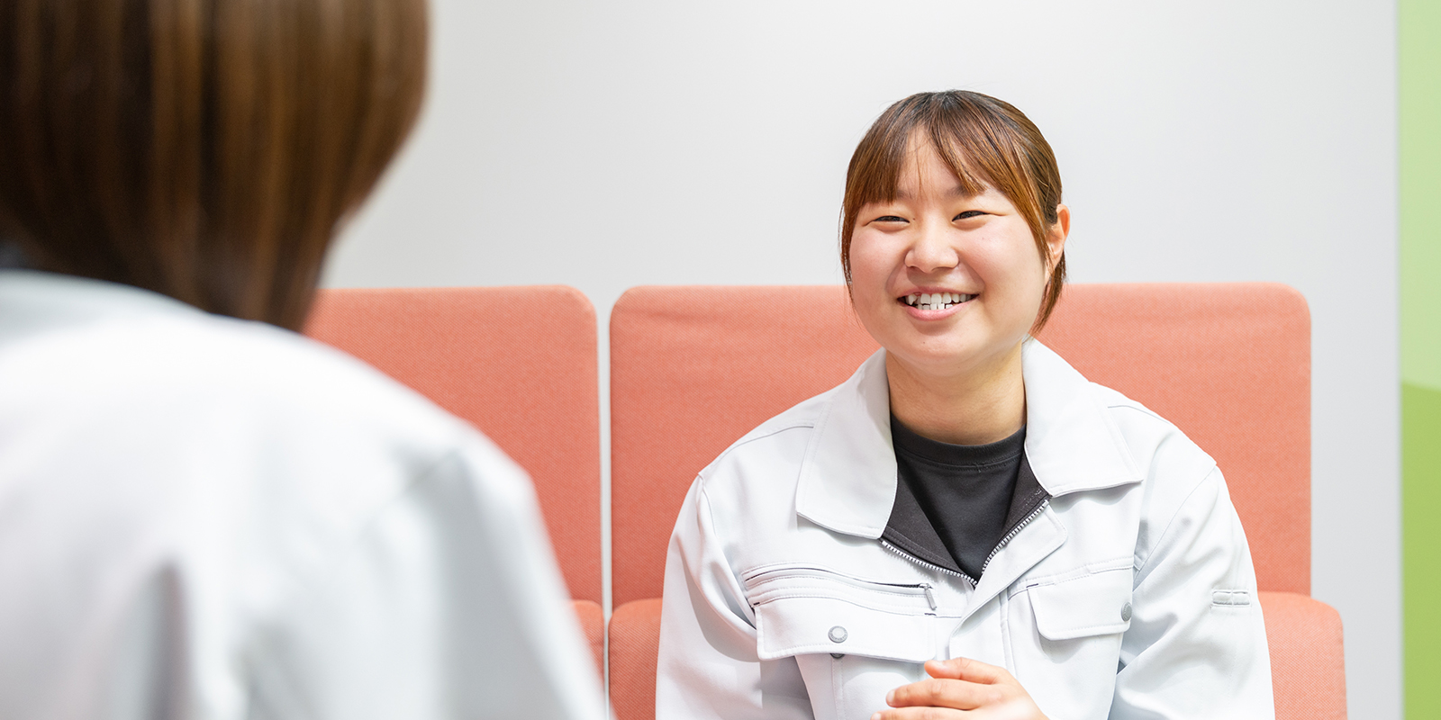先輩社員の職場での様子