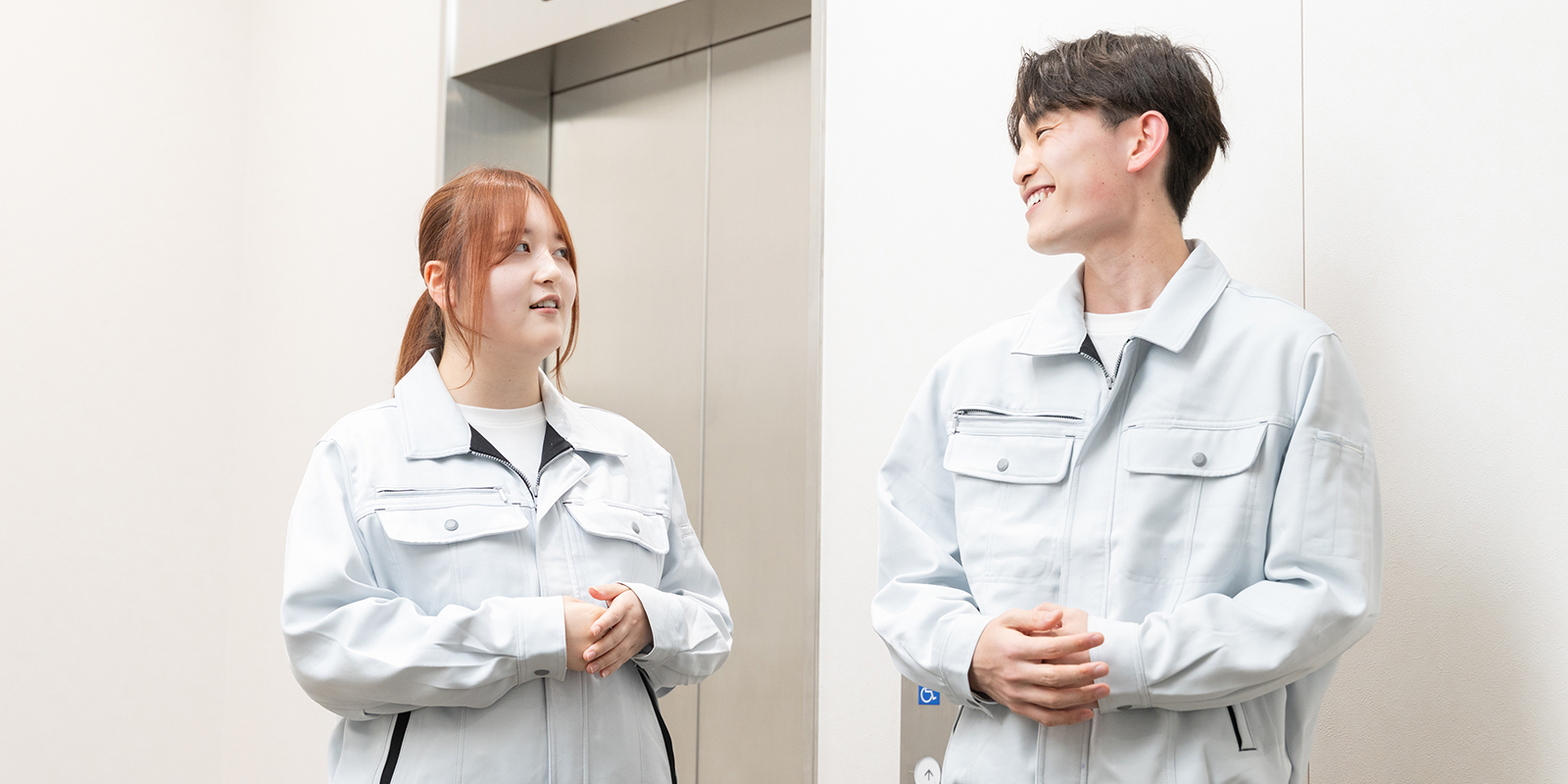 先輩社員の職場での様子